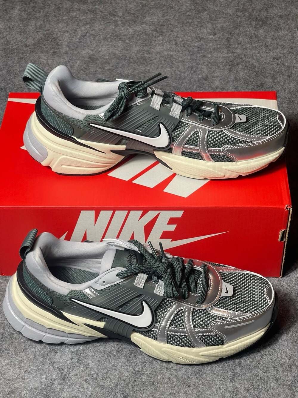 Nike V2K Run Vintage Green / Metallic Silver (HJ4497-300)